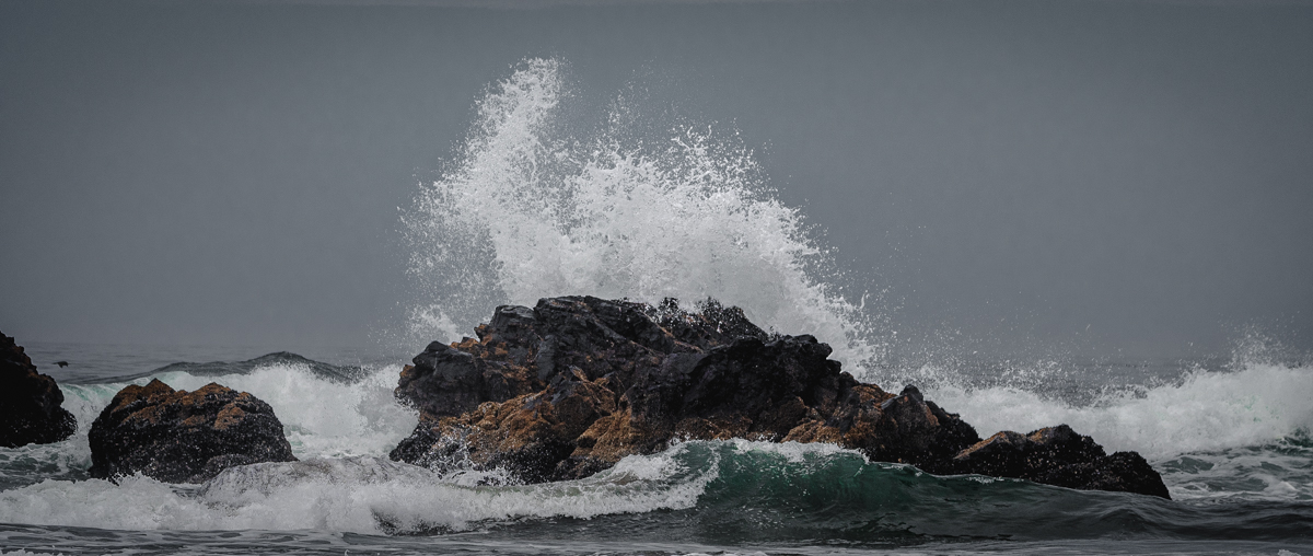 crashing wave with fast shutter speed